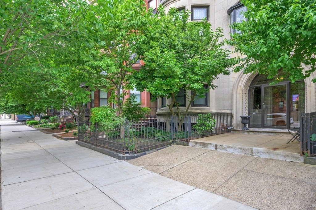 857 Beacon Street, Unit 34 Boston, MA 02215 - Photo 24 of 26 a backyard of a house with plants and trees