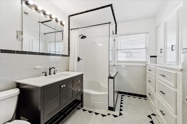 $3,498 | 1444 West 43rd Street, Houston, TX 77018
