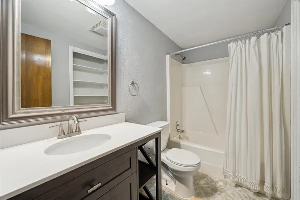 $3,498 | 1444 West 43rd Street, Houston, TX 77018