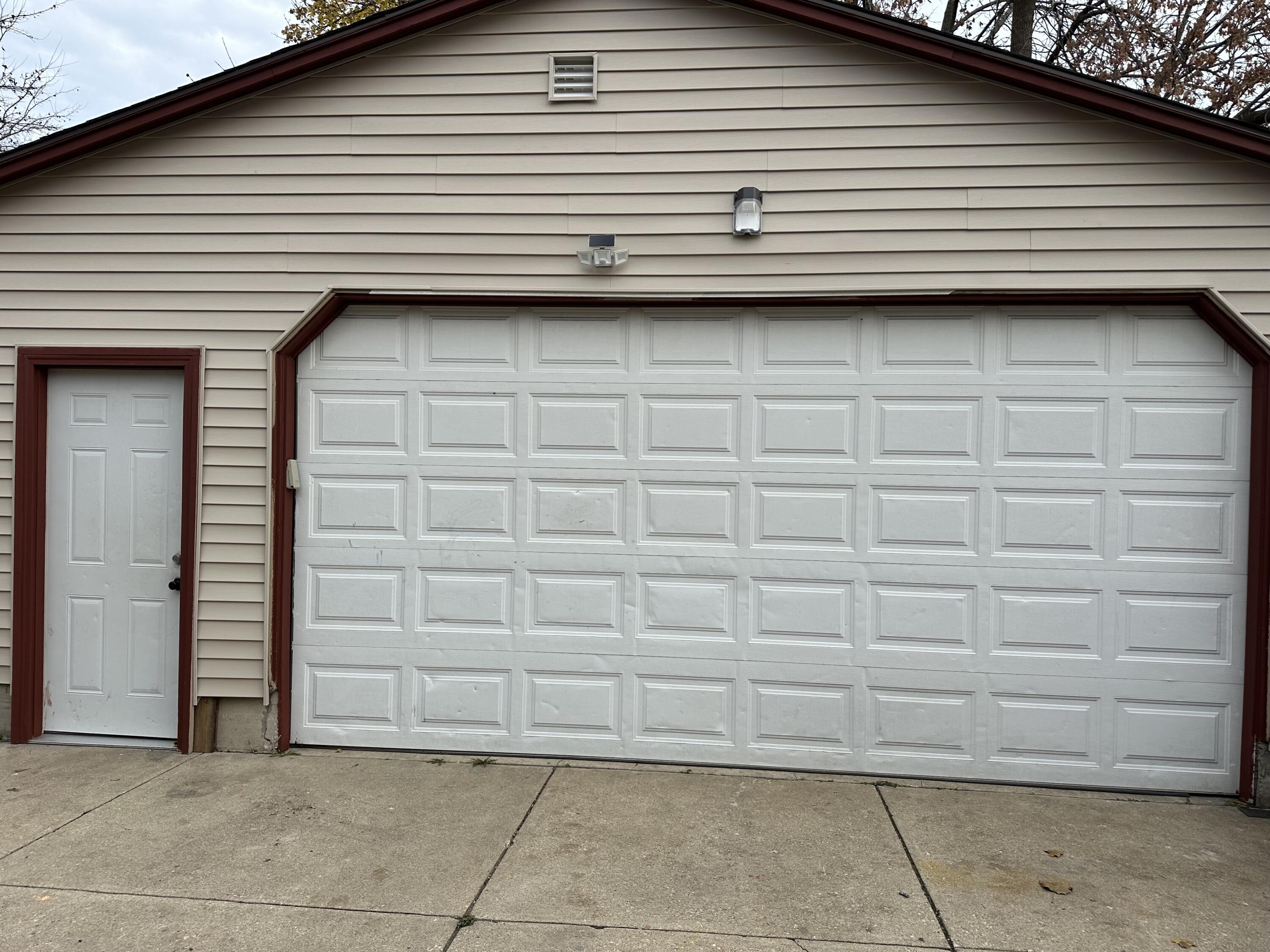 1717 Edgewood Avenue Racine, WI 53404 - Photo 3 of 22 2.5 car garage