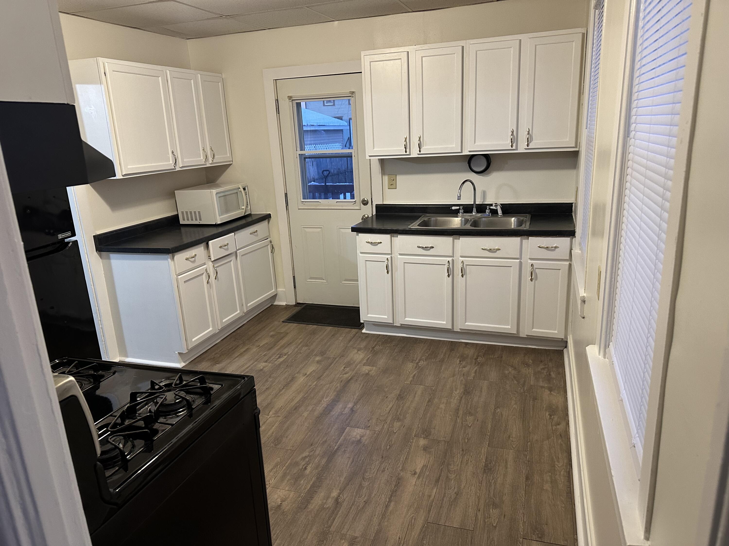 1717 Edgewood Avenue Racine, WI 53404 - Photo 8 of 22 Kitchen