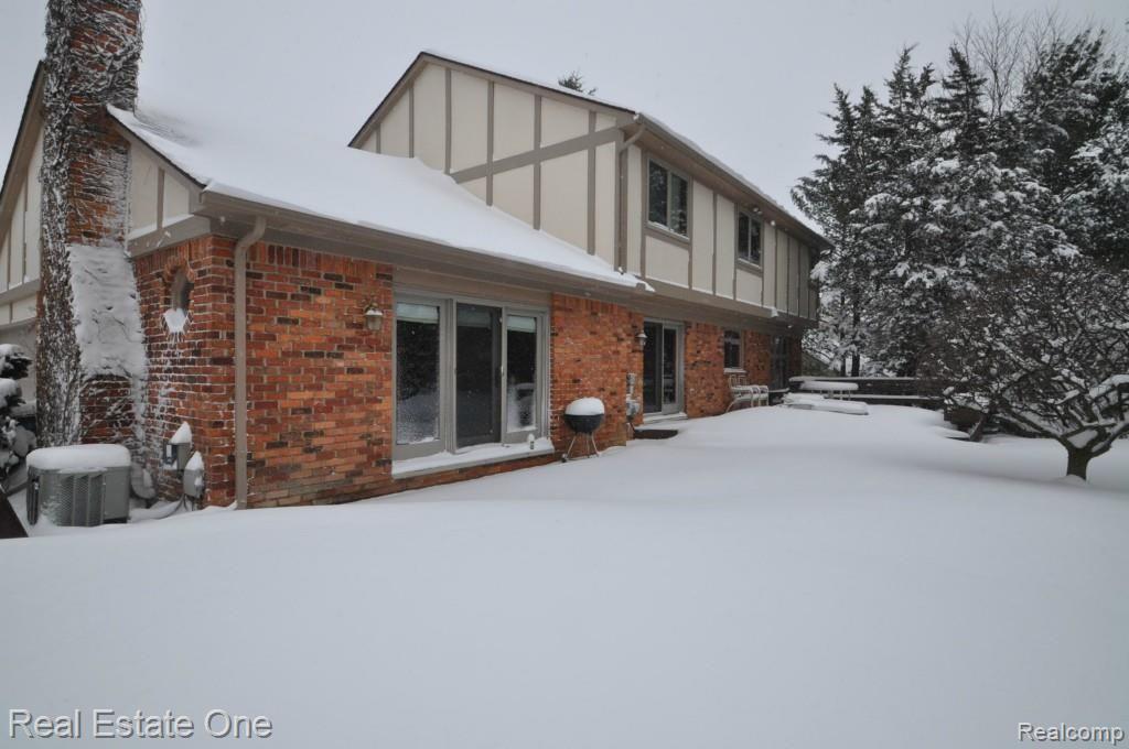 2595 Lambeth Park Rochester, MI 48306 - Photo 28 of 30 BACK OF HOUSE