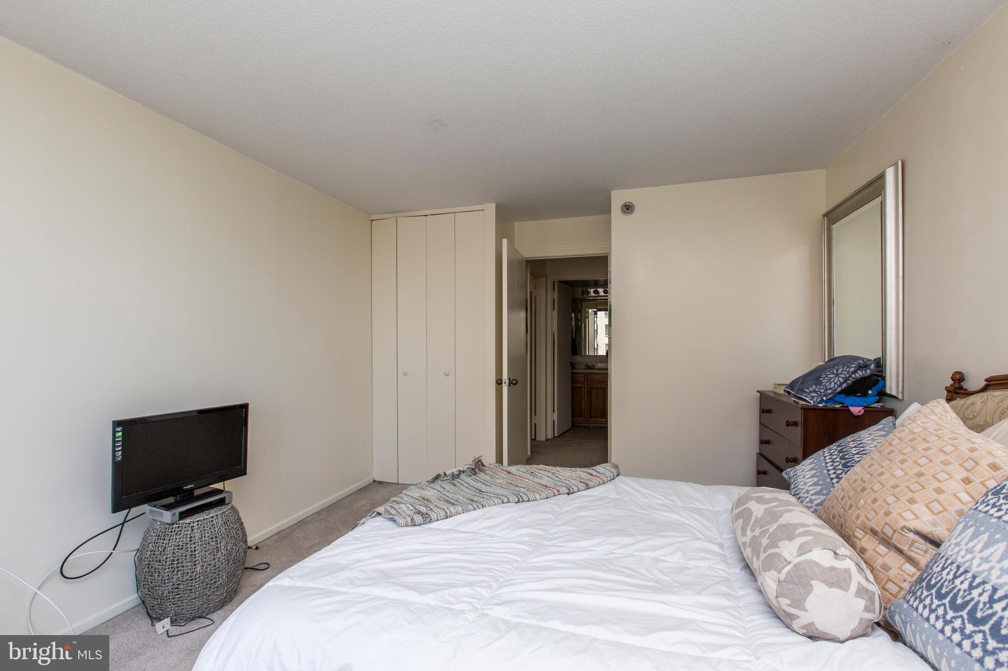 2018-32 Walnut Street, Unit 11K Philadelphia, PA 19103 - Photo 18 of 36