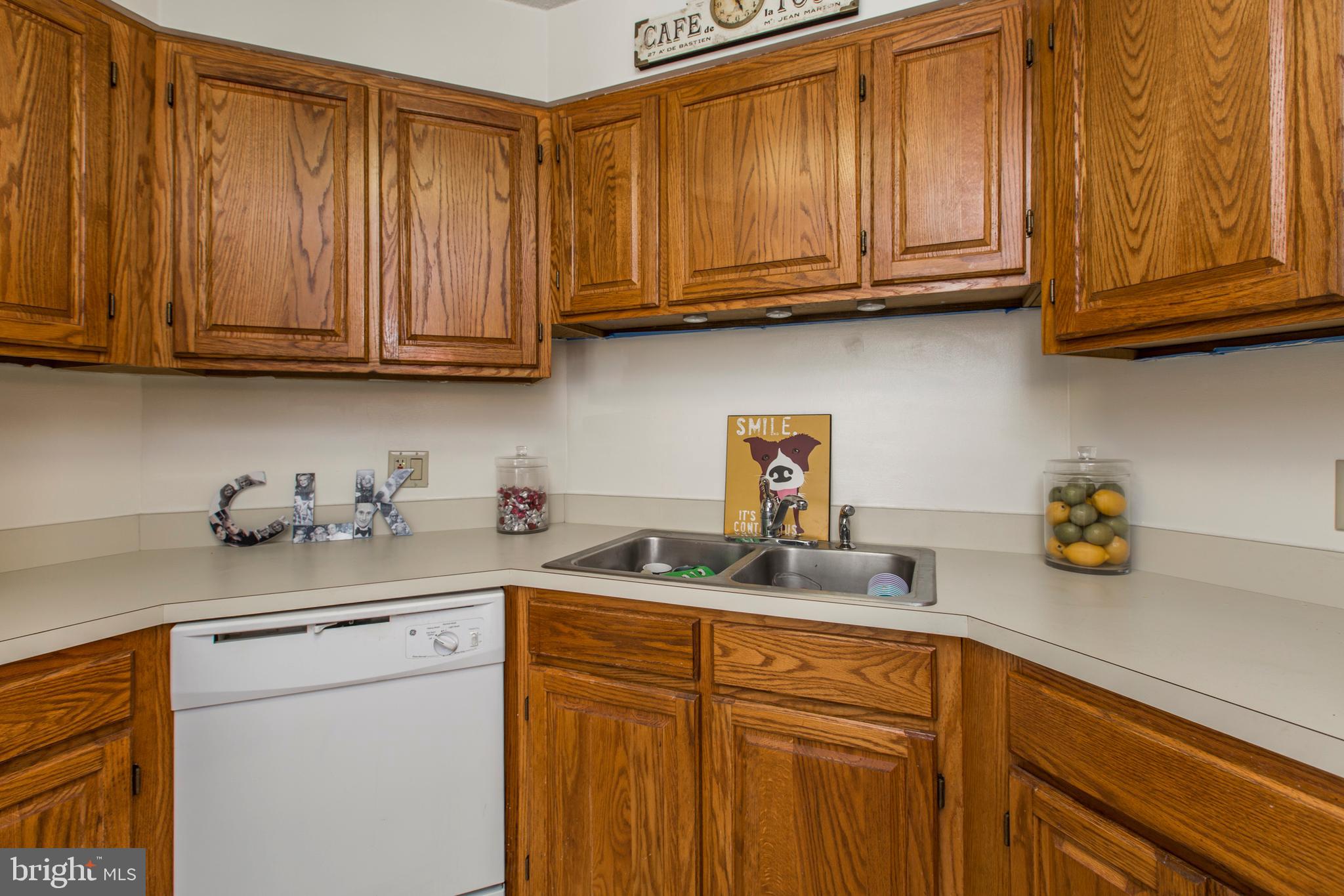 2018-32 Walnut Street, Unit 11K Philadelphia, PA 19103 - Photo 19 of 36