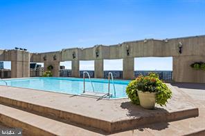 2018-32 Walnut Street, Unit 11K Philadelphia, PA 19103 - Photo 33 of 36 Roof top