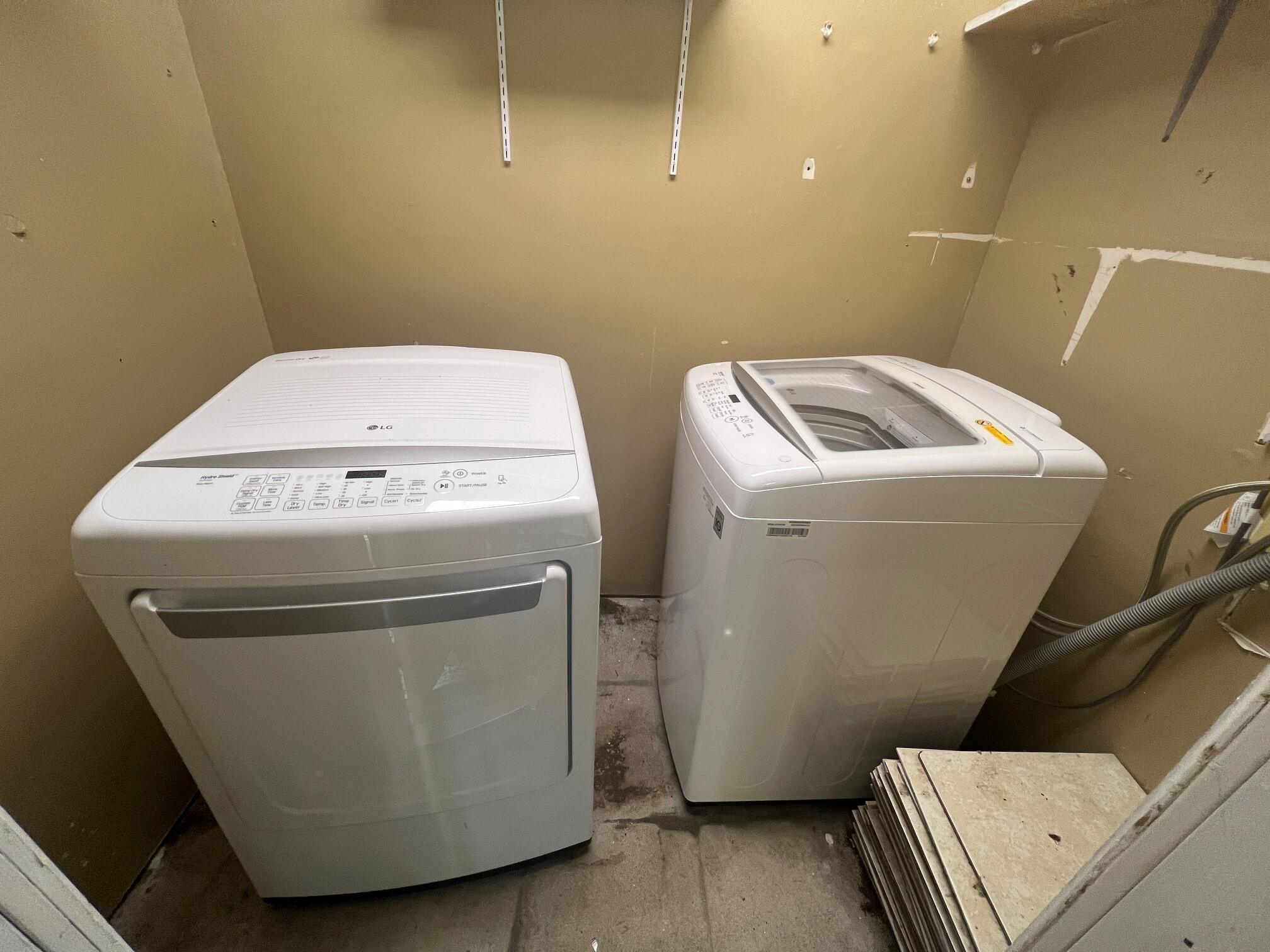 115 Hughes Street Northeast, Unit D4 Fort Walton Beach, FL 32548 - Photo 27 of 29 a utility room with dryer and washer
