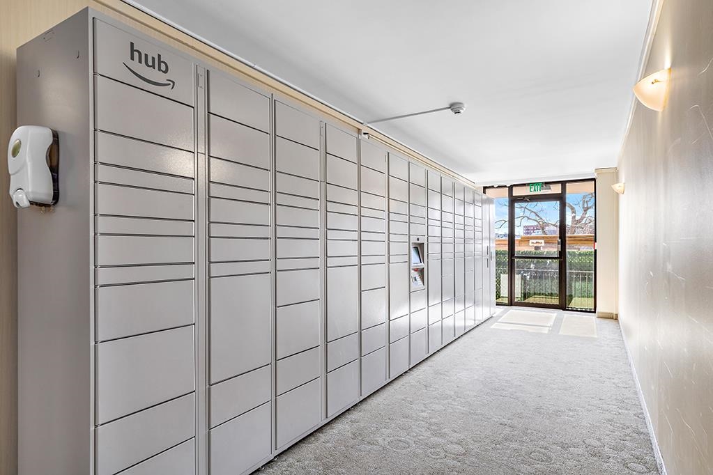 380 Mountain Road, Unit 813 Union City, NJ 07087 - Photo 36 of 40 a view of entryway