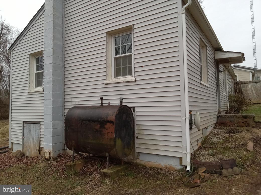 37291 Grass Roots Lane Purcellville, VA 20132 - Photo 11 of 38 OIL TANK --southern states