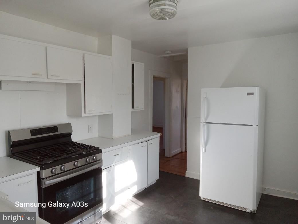 37291 Grass Roots Lane Purcellville, VA 20132 - Photo 20 of 38 a kitchen with a stove and a refrigerator
