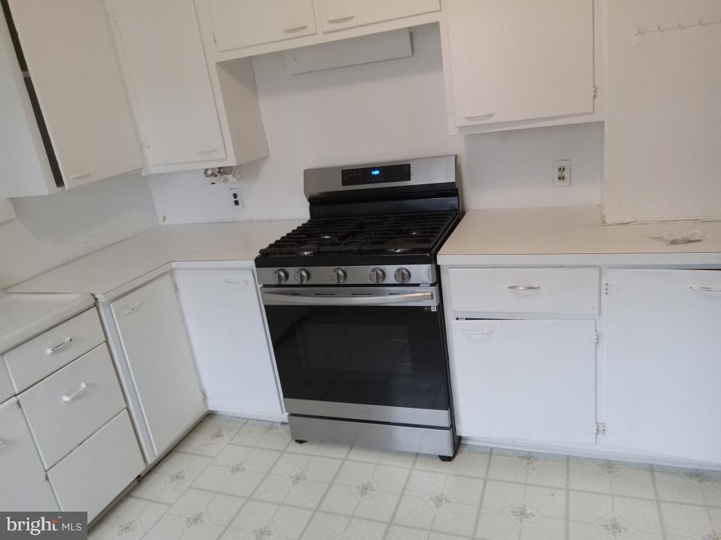 37291 Grass Roots Lane Purcellville, VA 20132 - Photo 21 of 38 a stove top oven sitting inside of a kitchen