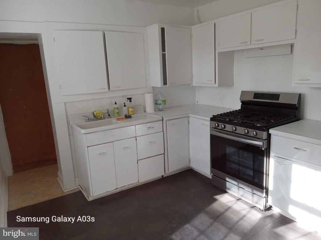 37291 Grass Roots Lane Purcellville, VA 20132 - Photo 22 of 38 a kitchen with granite countertop a stove a sink and a microwave