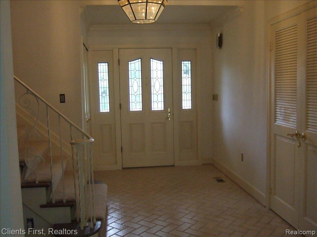 35878 Charter Crest Road Farmington, MI 48335 - Photo 3 of 25 Another View of Foyer