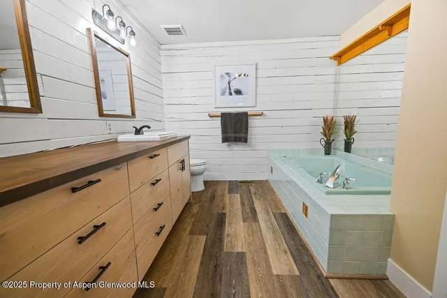 a view of a livingroom with furniture