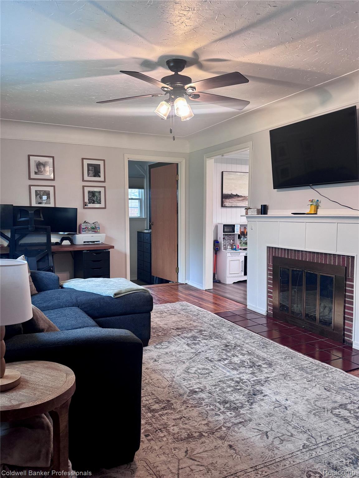 33103 Edgegrove Road Fraser, MI 48026 - Photo 5 of 26 Living Room