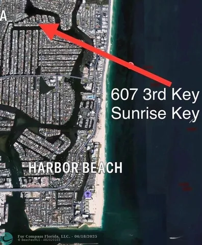 a view of entryway with outdoor