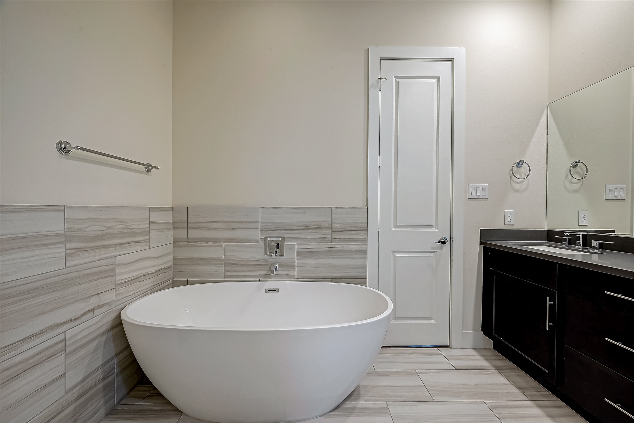 4025 Tulane Street Houston, TX 77018 - Photo 21 of 43 a bathroom with a bathtub and shower