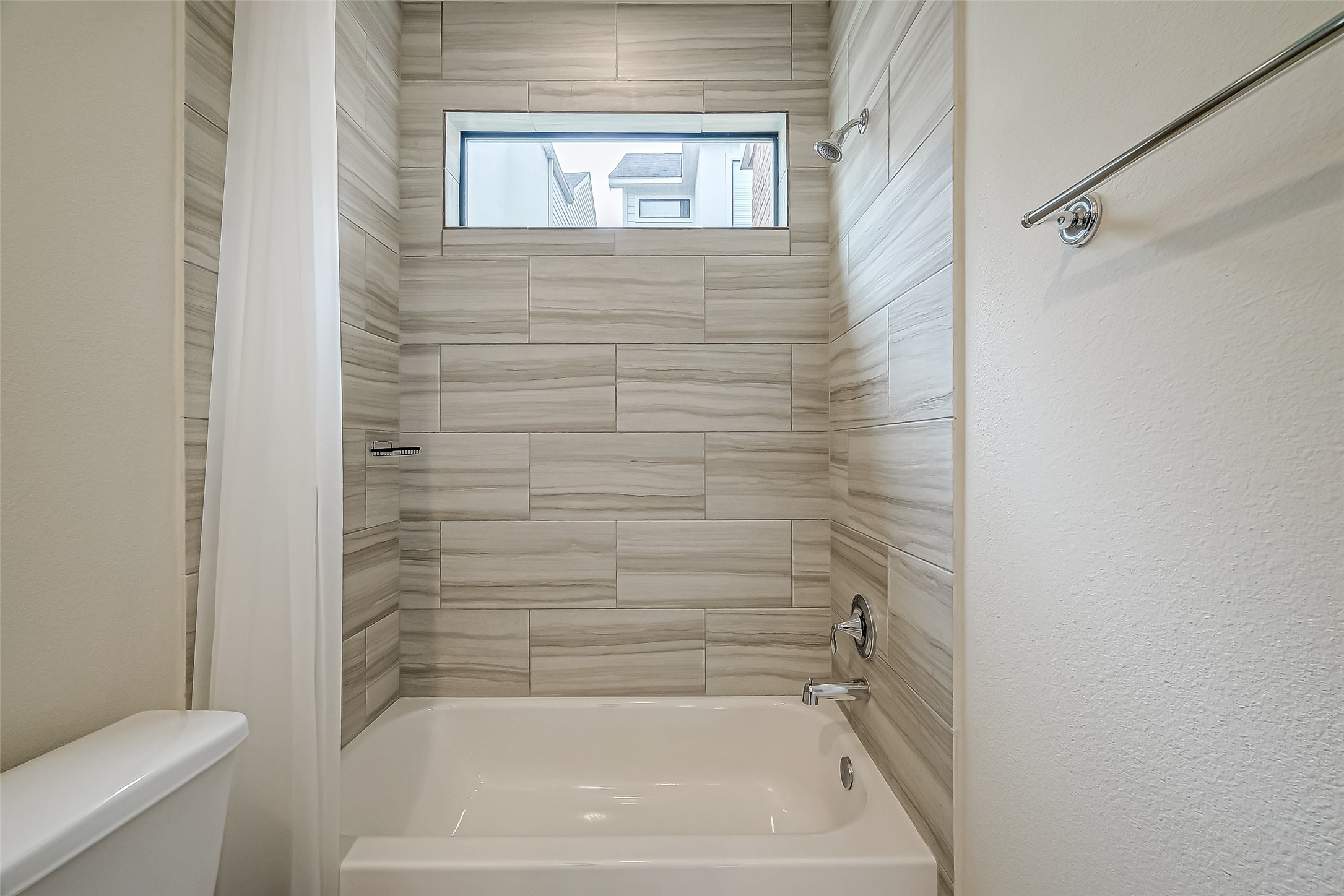 4025 Tulane Street Houston, TX 77018 - Photo 30 of 43 a bathroom with a bathtub