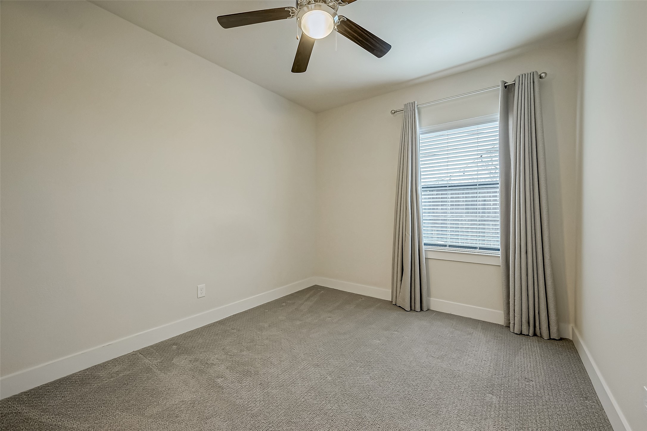 4025 Tulane Street Houston, TX 77018 - Photo 34 of 43 an empty room with a empty space and a ceiling fan