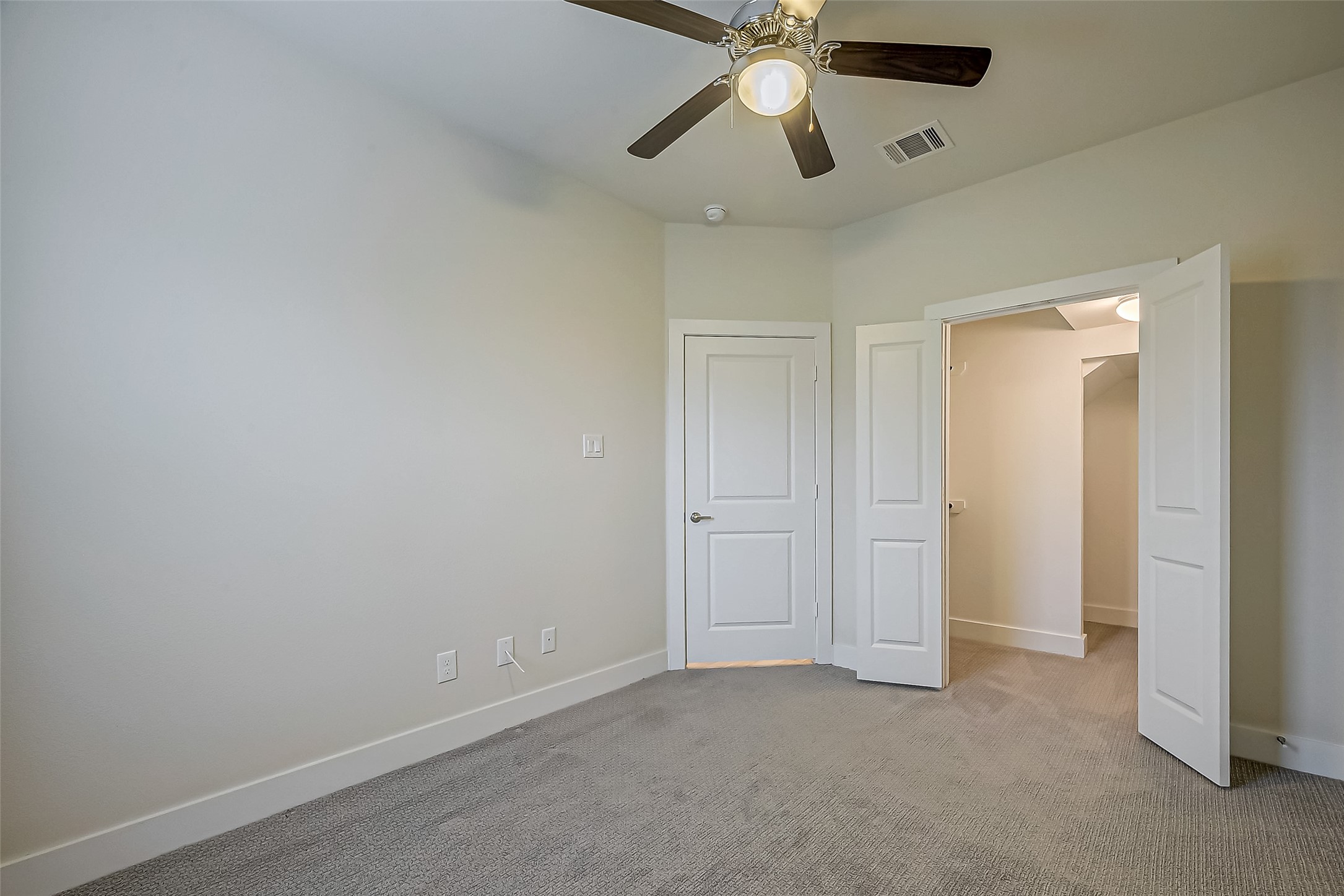 4025 Tulane Street Houston, TX 77018 - Photo 36 of 43 an empty room with closet and a chandelier fan