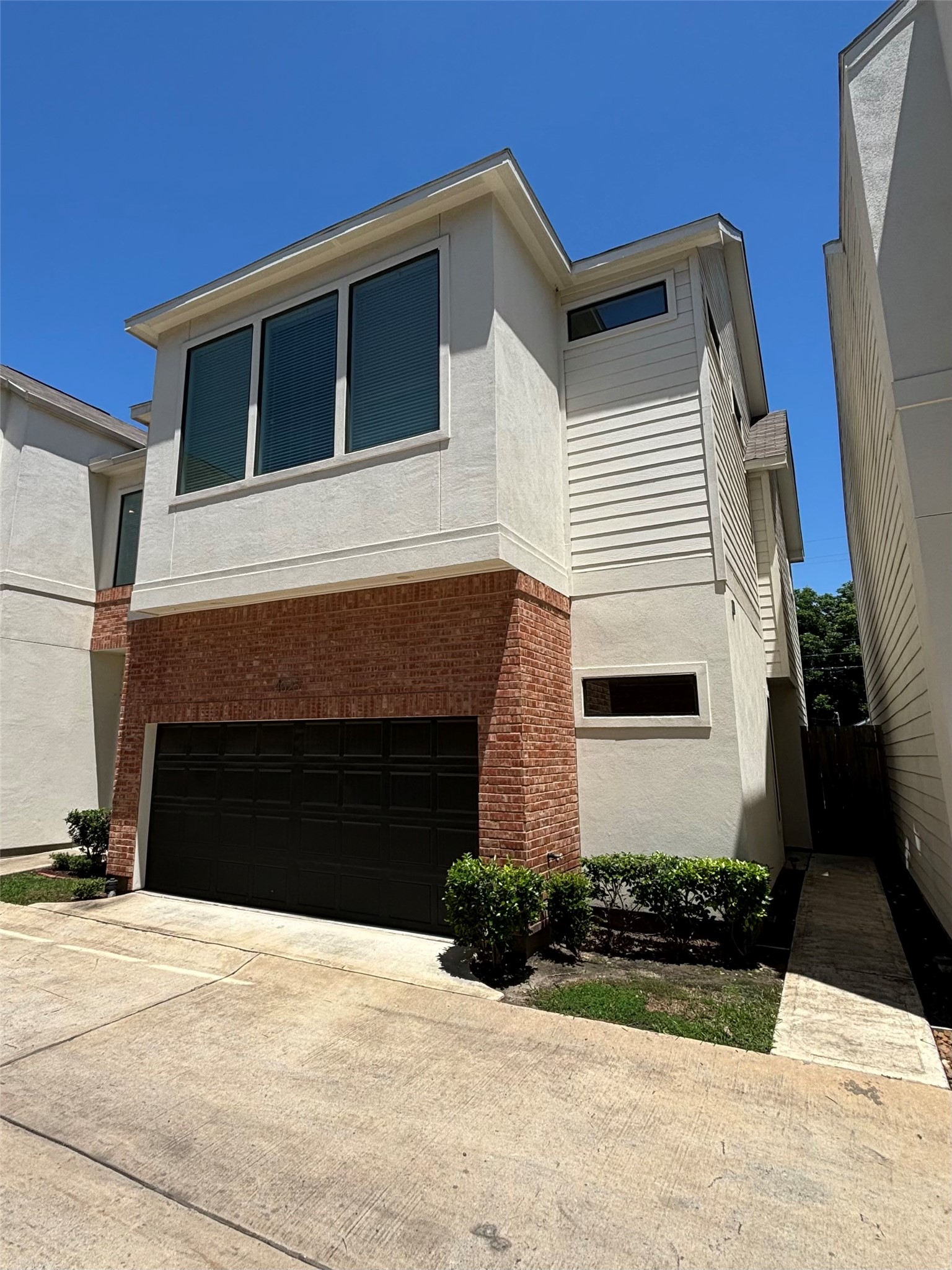 4025 Tulane Street Houston, TX 77018 - Photo 40 of 43 a front view of a house with a yard
