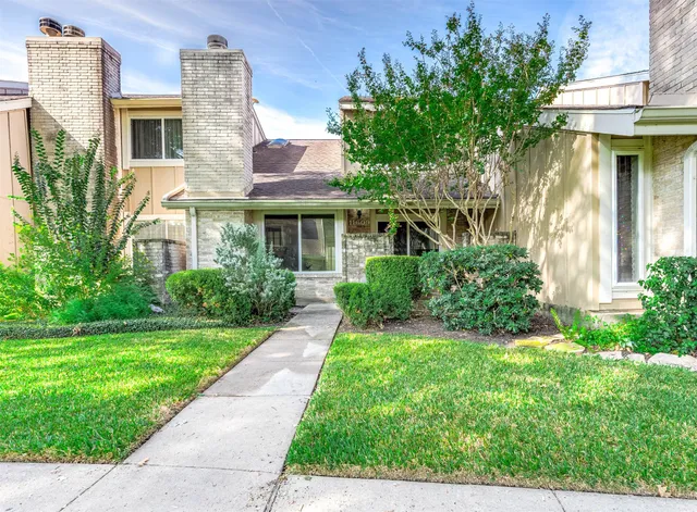 a view of a front of house with a yard