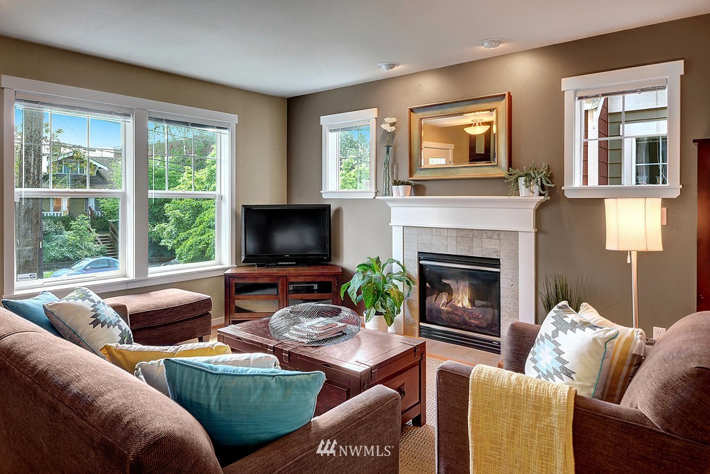 1620 North 46th Street, Unit A Seattle, WA 98103 - Photo 3 of 20