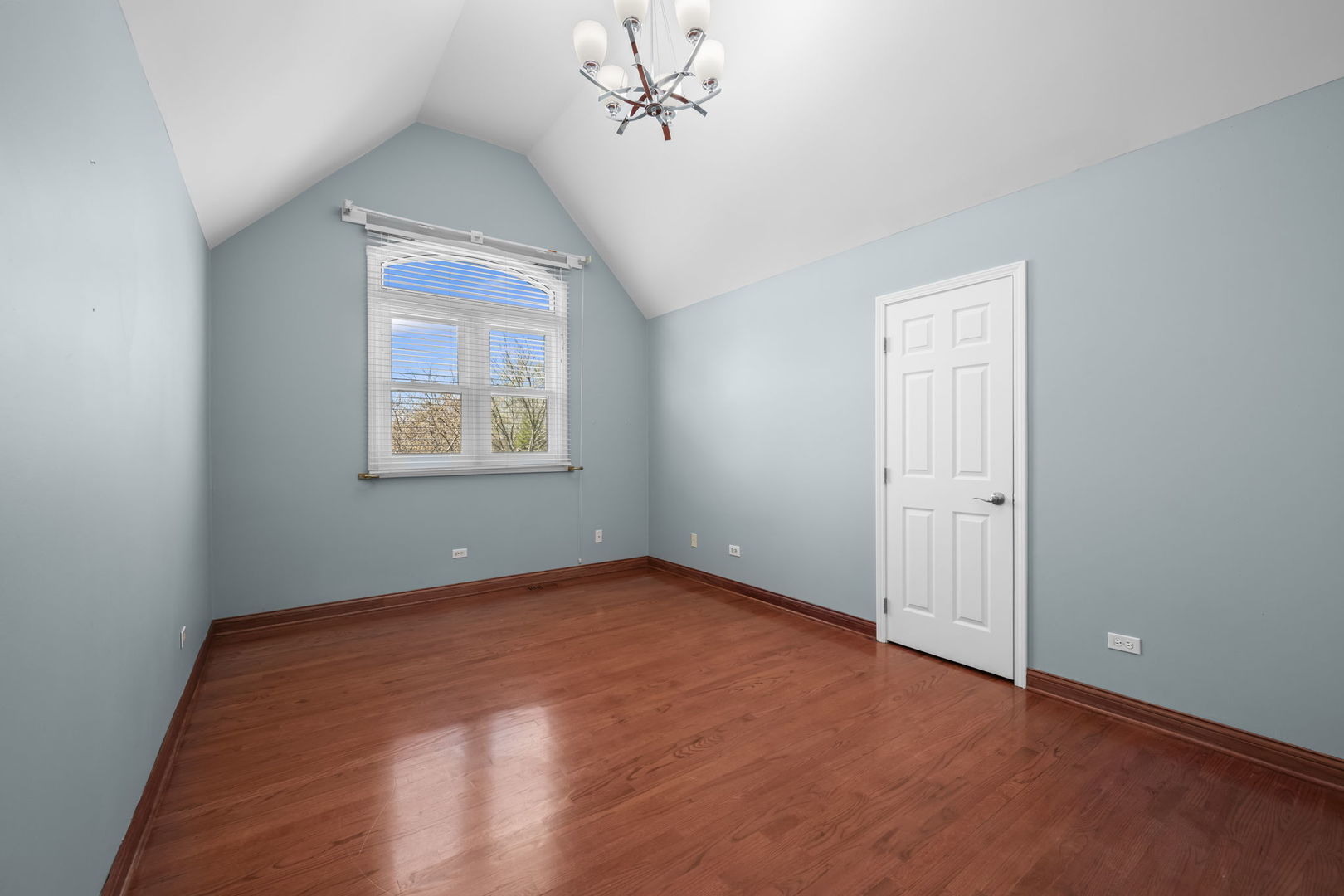 155 Lilac Lane Wheeling, IL 60090 - Photo 36 of 52 an empty room with windows and closet