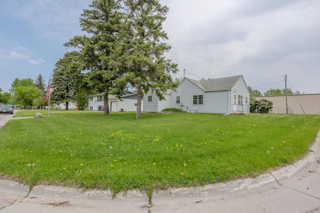 $74,900 | 607 St Johns Avenue Southeast, Red Lake Falls, MN 56750