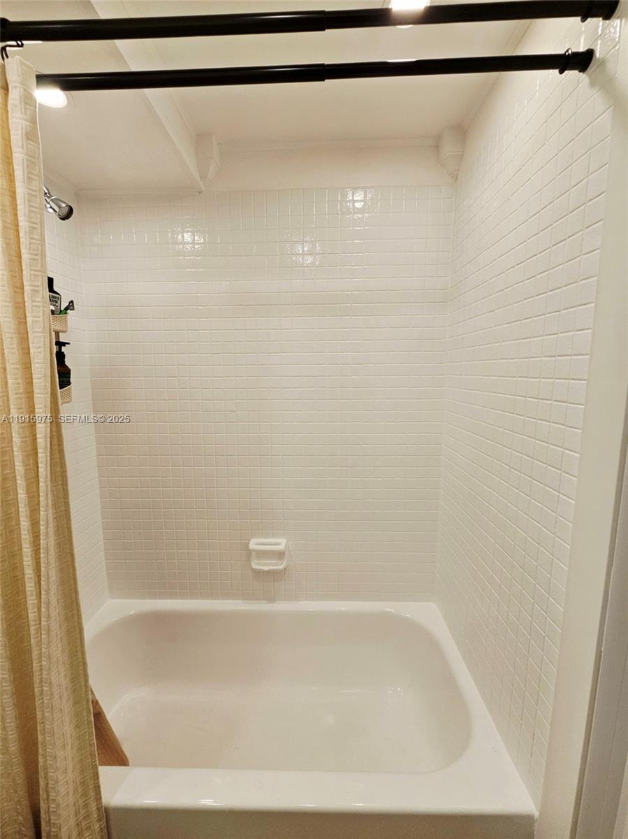 1800 North Andrews Avenue, Unit 2H Fort Lauderdale, FL 33311 - Photo 43 of 60 a bathroom with a shower