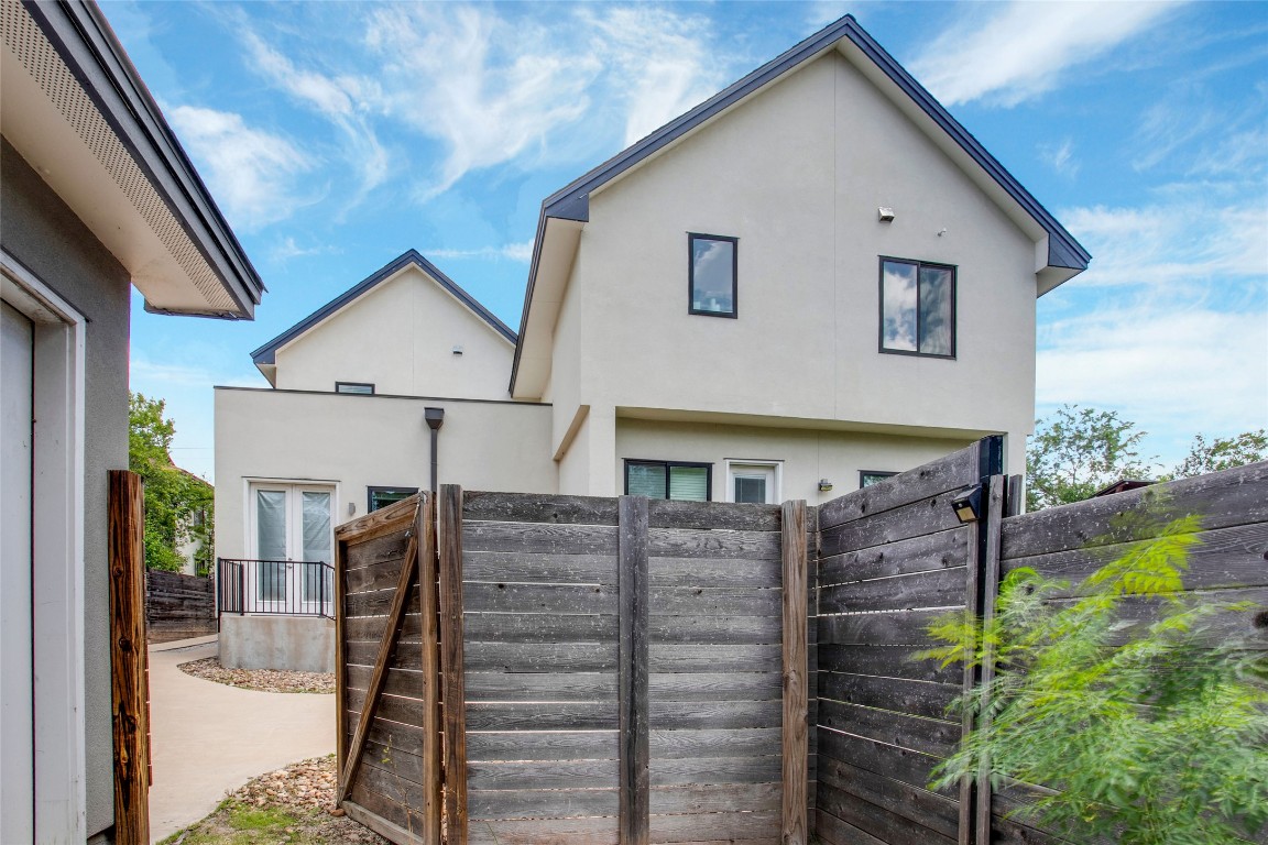 5402 Woodrow Avenue, Unit B Austin, TX 78756 - Photo 34 of 36 a view of a house with balcony