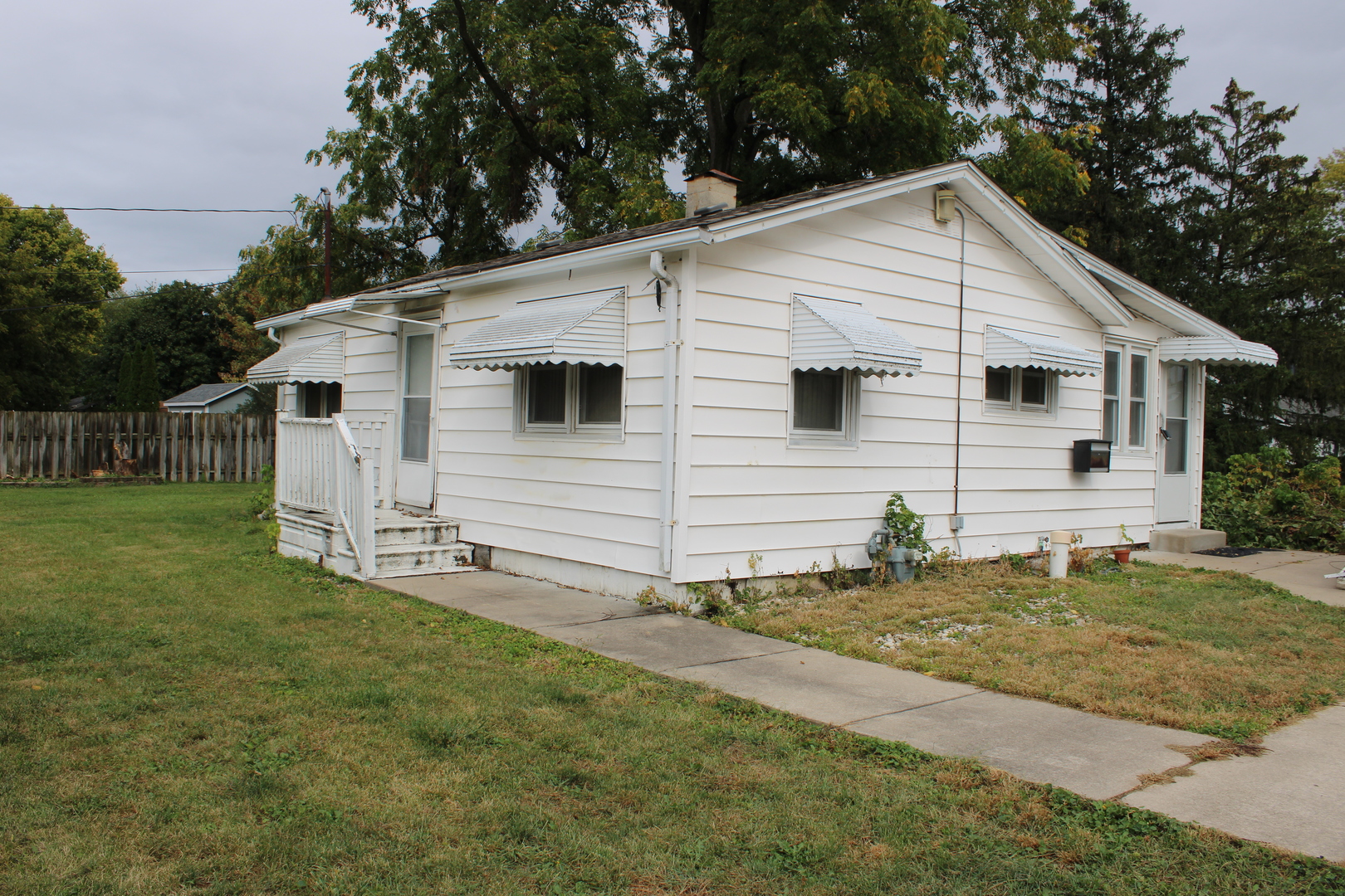 a view of a house with backyard