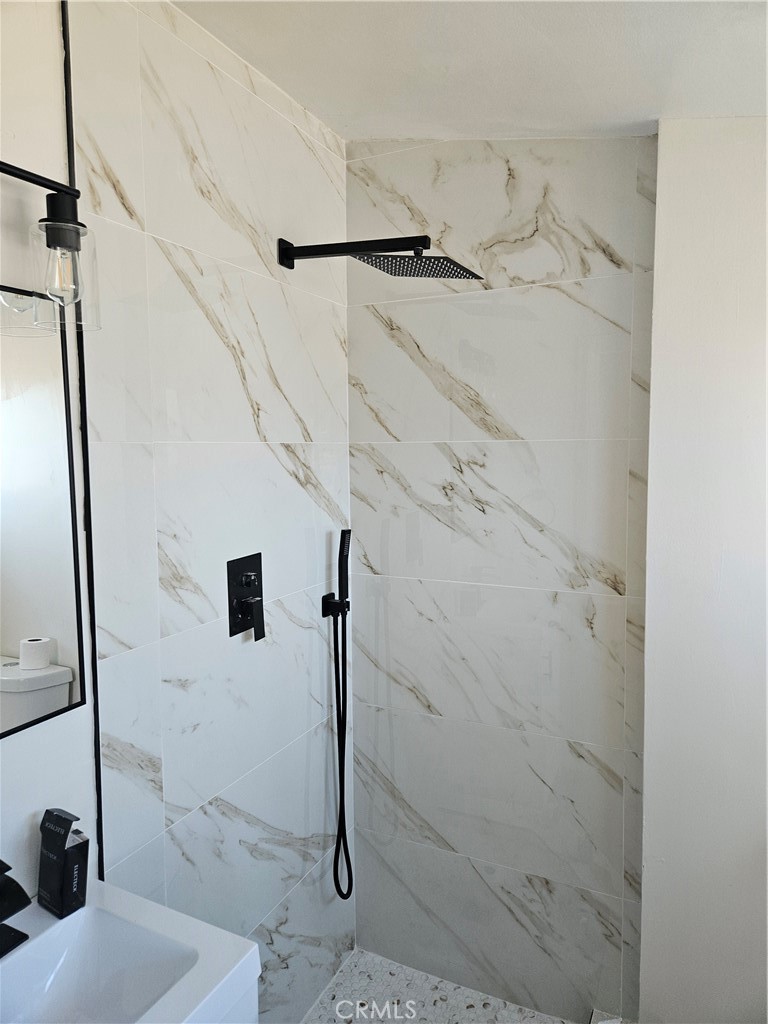 13100 Skiomah Road Apple Valley, CA 92308 - Photo 14 of 19 a bathroom with a shower