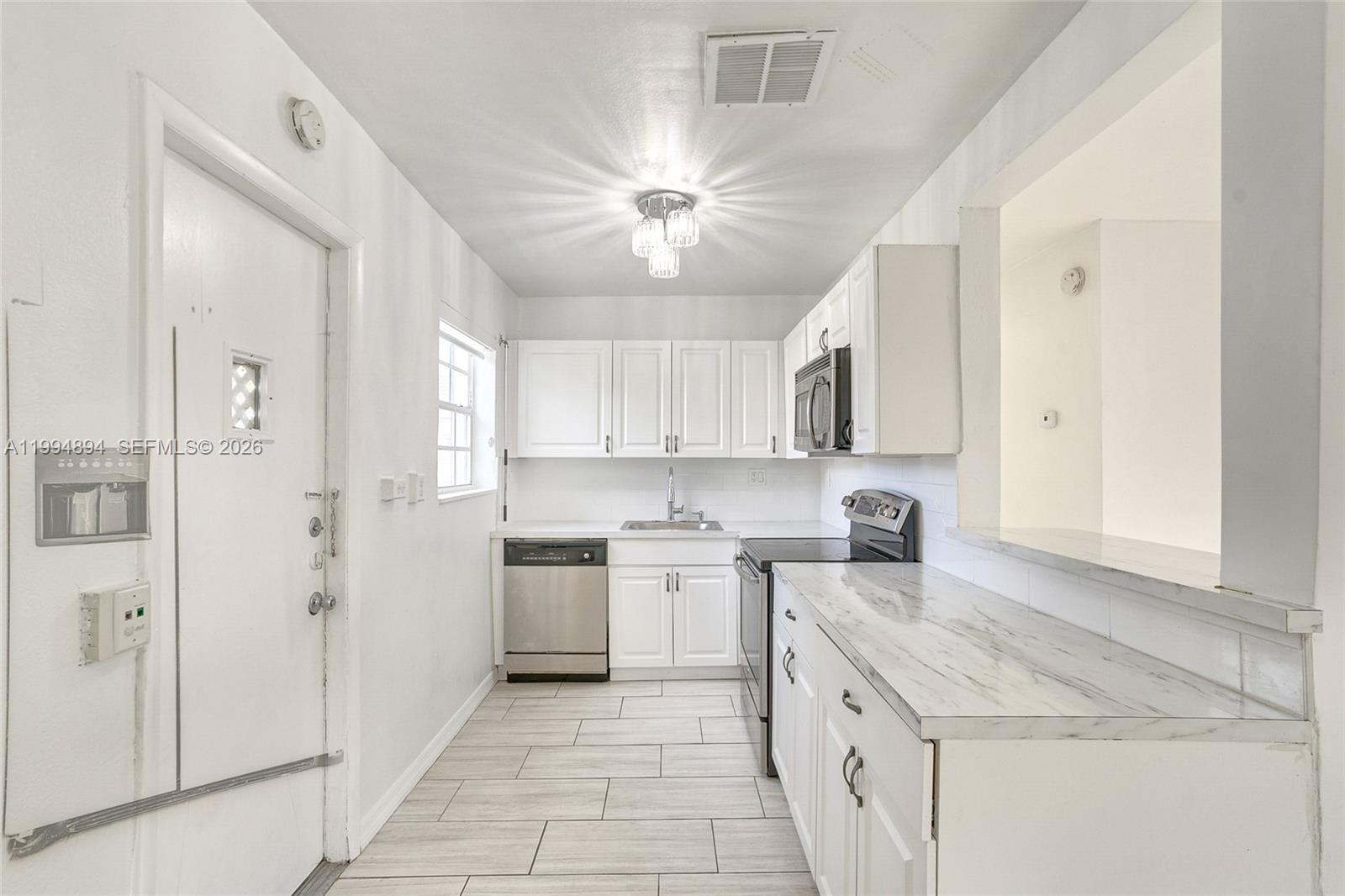 5401 Southwest 97th Court Miami, FL 33165 - Photo 9 of 25