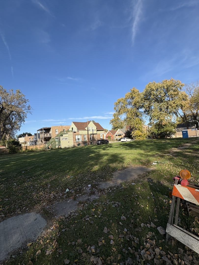 1050 West 57th Street Chicago, IL 60621 - Photo 2 of 4 a view of a golf course with a lake