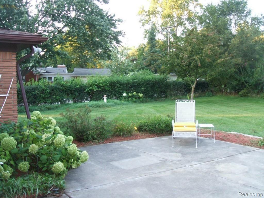 355 South Cranbrook Cross Road Bloomfield Hills, MI 48301 - Photo 24 of 25 Relax On The Patio
