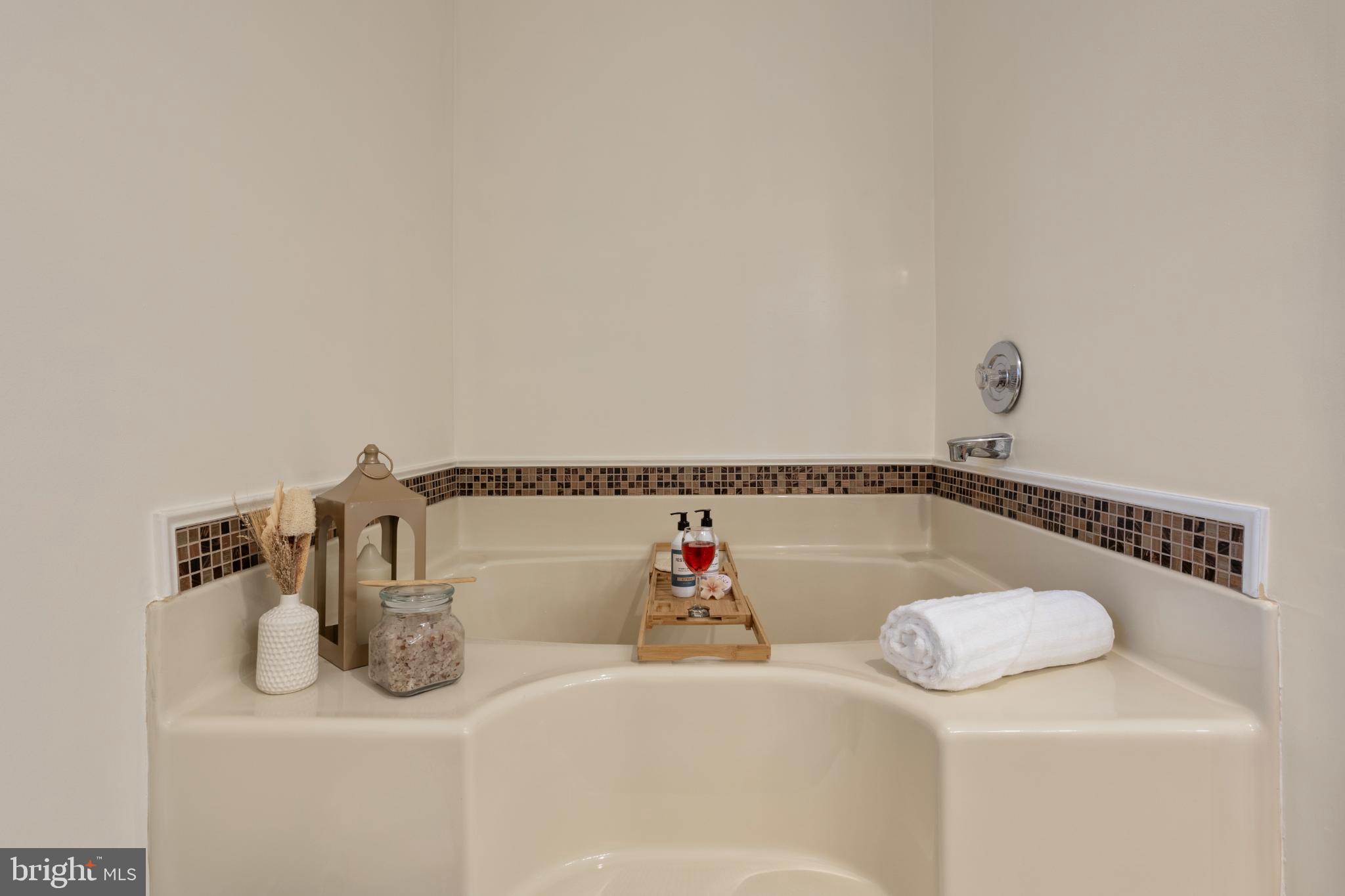 1860 Battery Lane Owings, MD 20736 - Photo 60 of 120 Serene tub for ultimate relaxation.