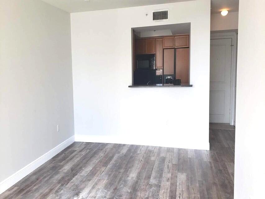 99 Southeast Mizner Boulevard, Unit 423 Boca Raton, FL 33432 - Photo 18 of 27 Dinning area to kitchen 2021022810293870