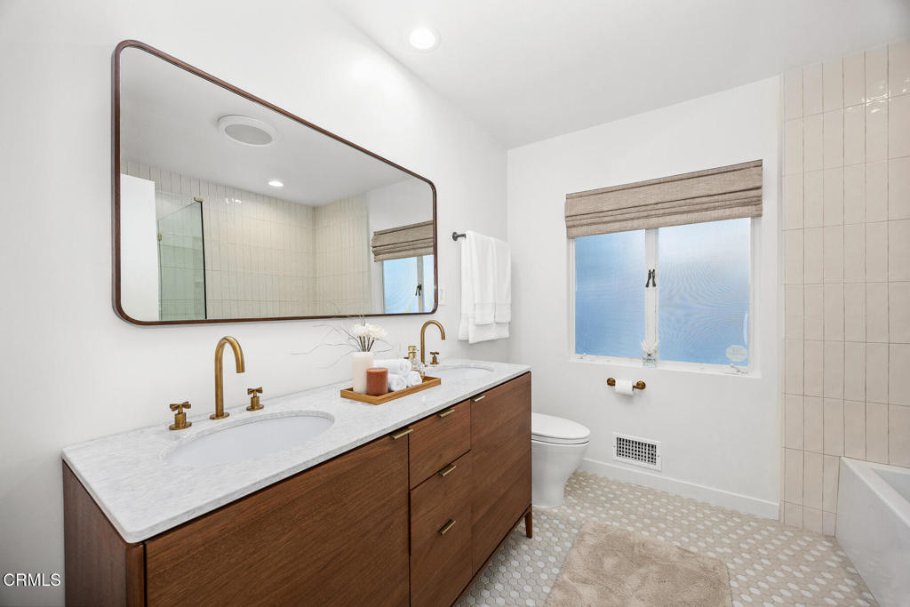 1620 Knollwood Drive Pasadena, CA 91103 - Photo 13 of 59 a bathroom with a toilet a sink a mirror and a bathtub