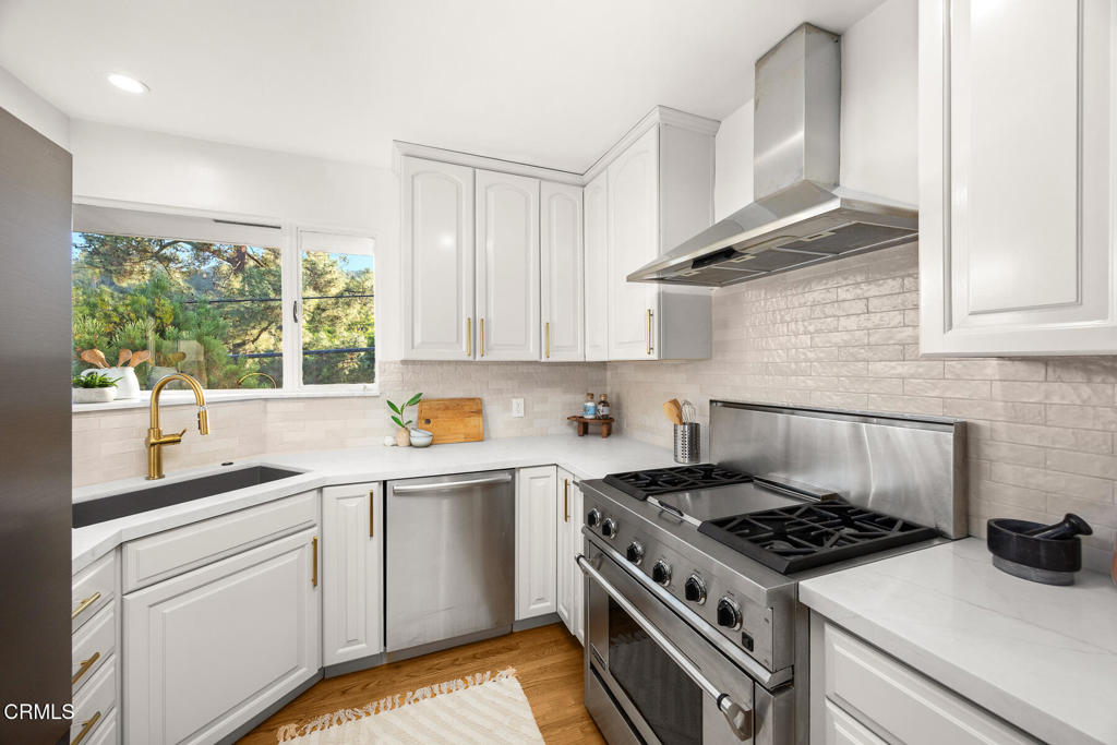 1620 Knollwood Drive Pasadena, CA 91103 - Photo 21 of 59 a kitchen that has a sink and a stove