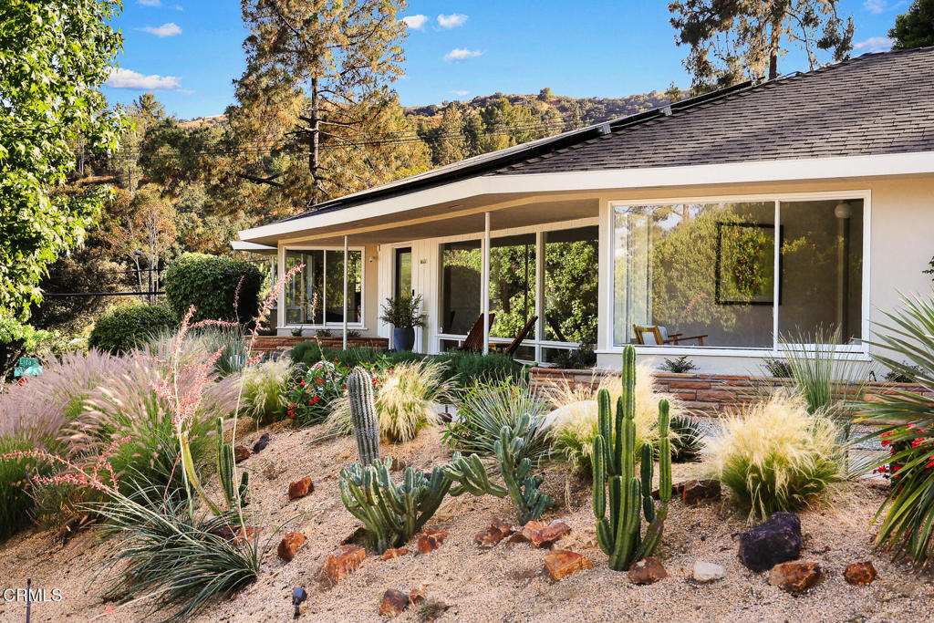 1620 Knollwood Drive Pasadena, CA 91103 - Photo 46 of 59 a view of a patio with table and chairs potted plants and large tree