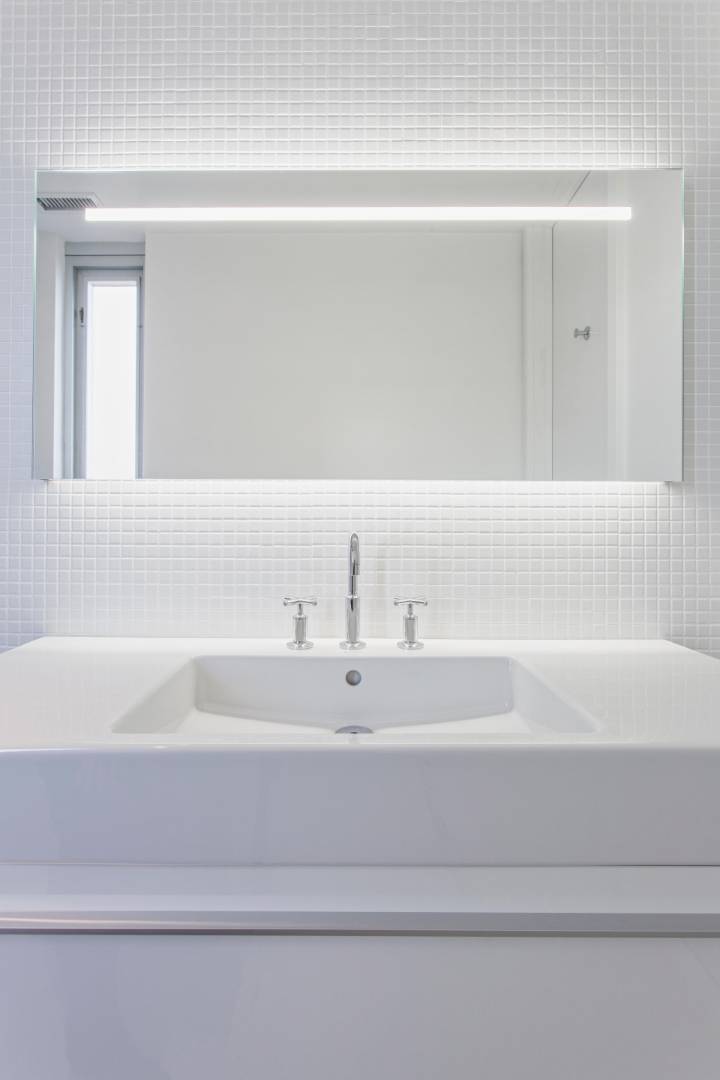 346 Dune Road Westhampton Beach, NY 11978 - Photo 9 of 13 a bathroom with bathtub