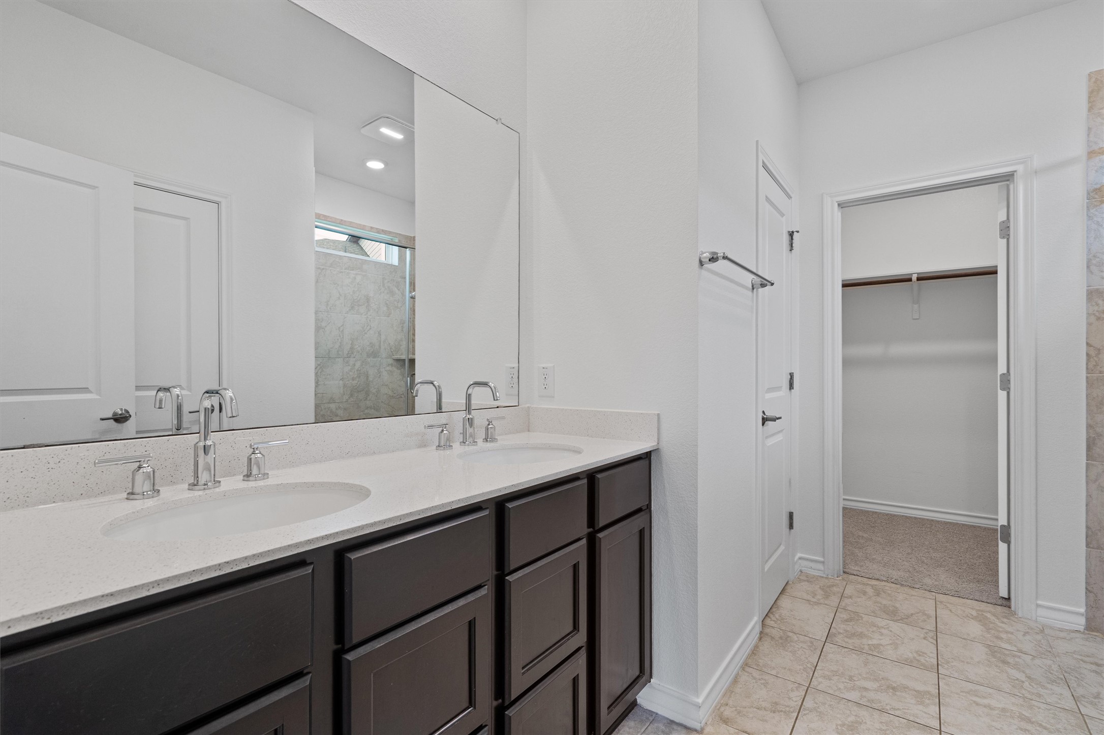 104 Stinchcomb Road Hutto, TX 78634 - Photo 17 of 40
The private primary suite offers more greenbelt views, an en suite bath with dual vanities, a walk-in shower, and a spacious walk-in closet.