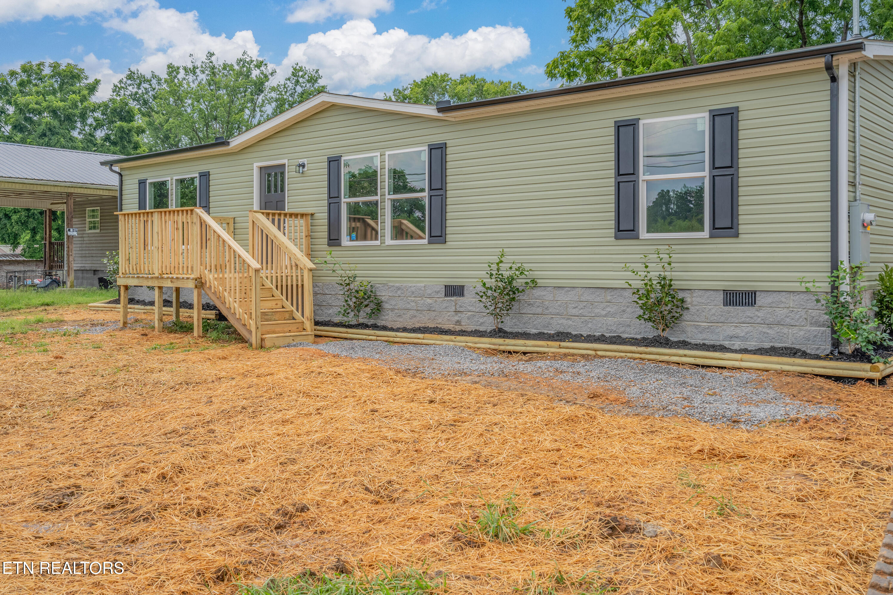 505 East Hemlock Street La Follette, TN 37766 - Photo 3 of 29 A7303141-HDR