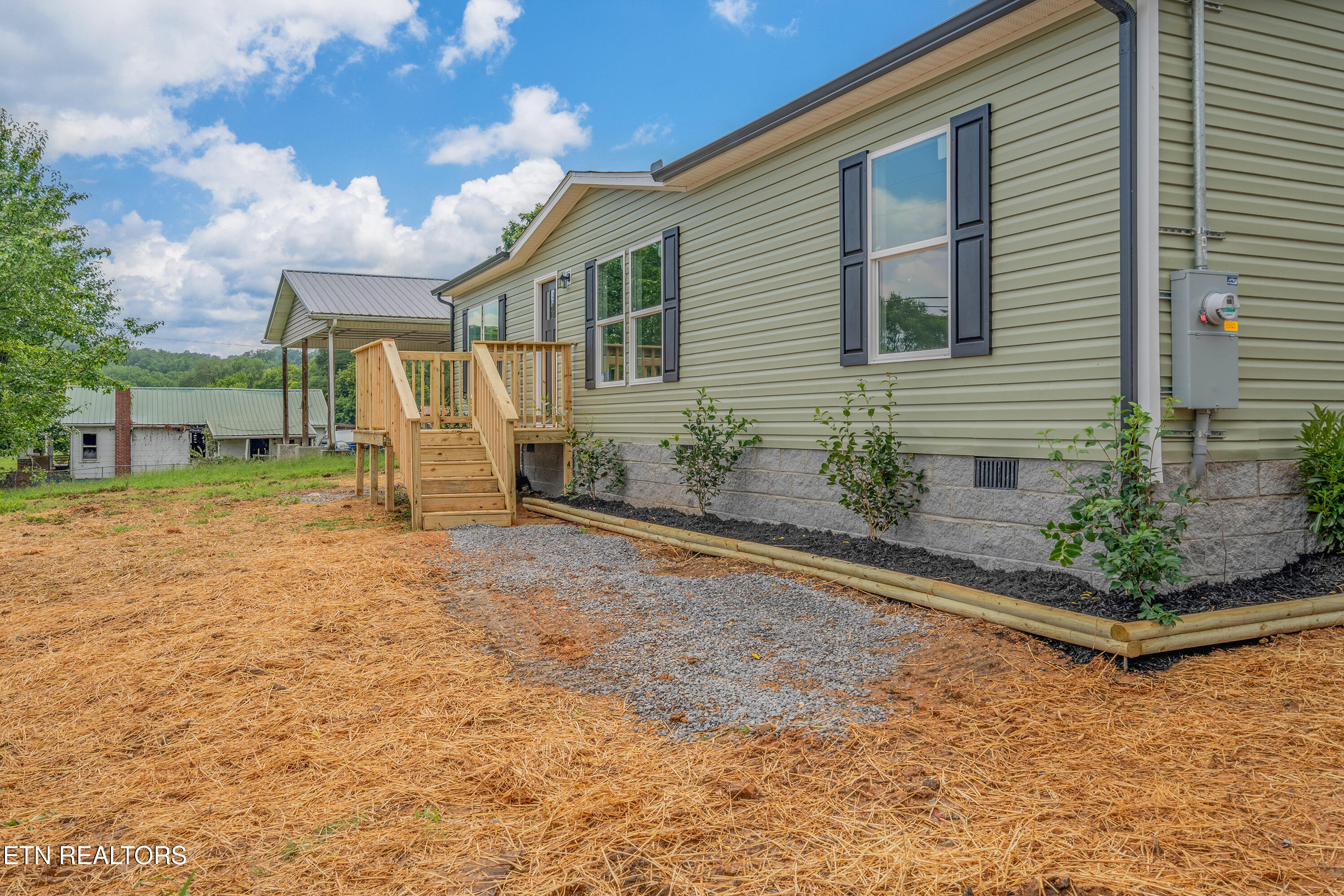 505 East Hemlock Street La Follette, TN 37766 - Photo 4 of 29 A7303132-HDR