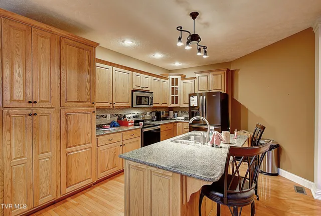 $684,900 | 295 Sunrise Drive, Elizabethton, TN 37643