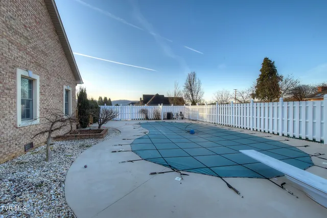 $684,900 | 295 Sunrise Drive, Elizabethton, TN 37643