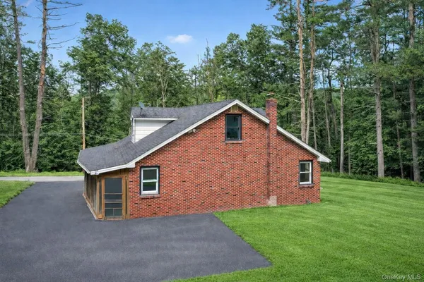 a view of a house with backyard