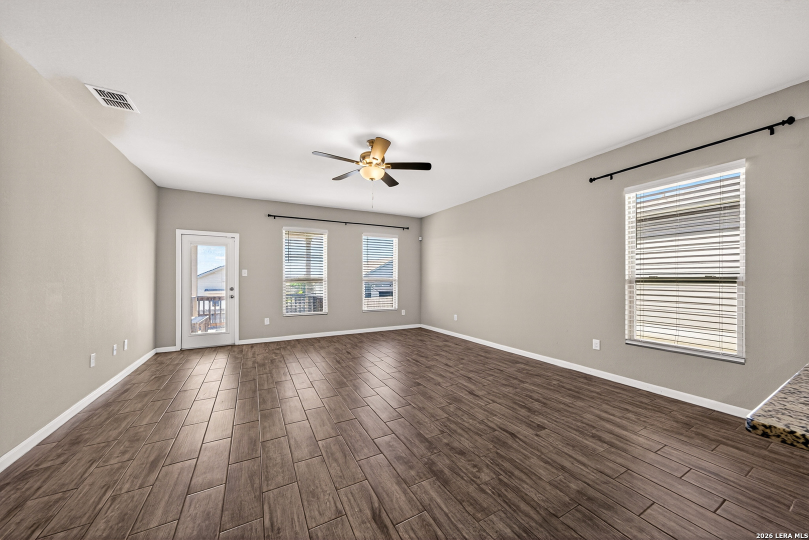 10426 Rosalina Loop Converse, TX 78109 - Photo 5 of 38