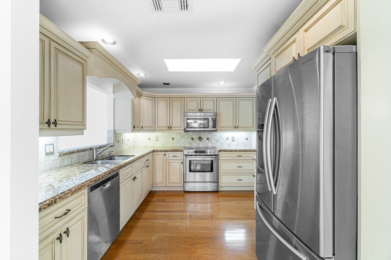 8950 Southwest 22nd Street, Unit A Boca Raton, FL 33433 - Photo 4 of 35 Kitchen