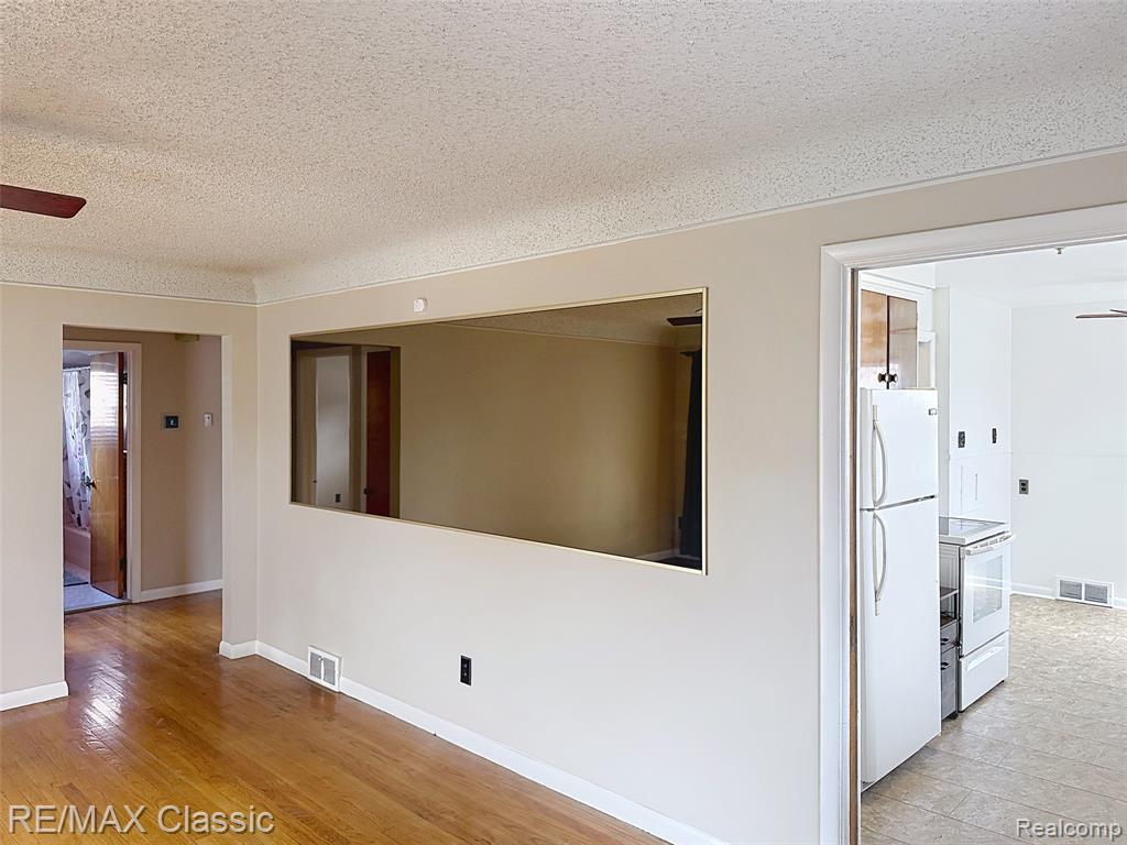 8842 Merriman Road Livonia, MI 48150 - Photo 5 of 28 Gallery Image 5